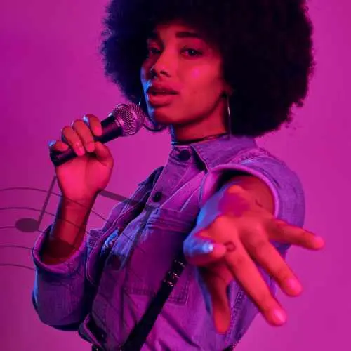 jeune femme qui chante avec un micro